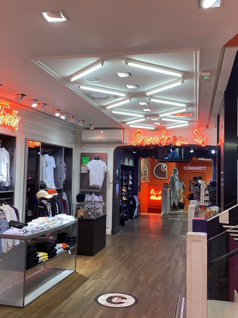 Luminaire du fabricant français SFEL. RGD, réglettes LED avec un éclairage direct ou indirect qui sont agencées de manière à créer un jeu de lumière au plafond dans la boutique Citadium des Champs Elysées à Paris (75)