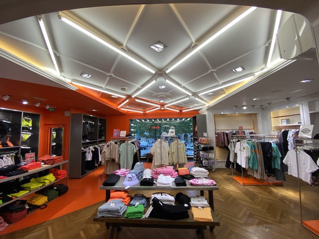 Luminaire du fabricant français SFEL. RGD, réglettes LED avec un éclairage direct ou indrect qui sont fixées au plafond afin de créer un jeu de lumière dans la boutique Citadium des Champs Elysées à Paris (75)