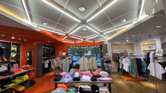 Luminaire du fabricant français SFEL. RGD, réglettes LED avec un éclairage direct ou indrect qui sont fixées au plafond afin de créer un jeu de lumière dans la boutique Citadium des Champs Elysées à Paris (75)