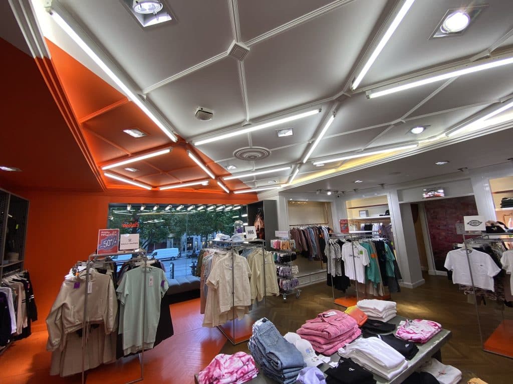 Luminaire du fabricant français SFEL. RGD, réglettes LED avec un éclairage direct ou indirect, qui sont disposées de façon à créer un jeu de lumière au plafond dans la boutique Citadium des Champs Elysées à Paris (75)