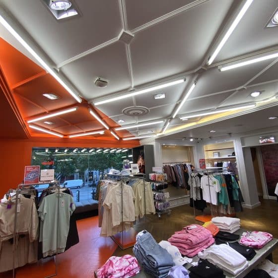 Luminaire du fabricant français SFEL. RGD, réglettes LED avec un éclairage direct ou indirect, qui sont disposées de façon à créer un jeu de lumière au plafond dans la boutique Citadium des Champs Elysées à Paris (75)